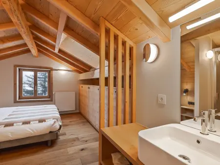 Chalet rénové avec accès direct aux pistes, grand jardin et parking - Photo 11