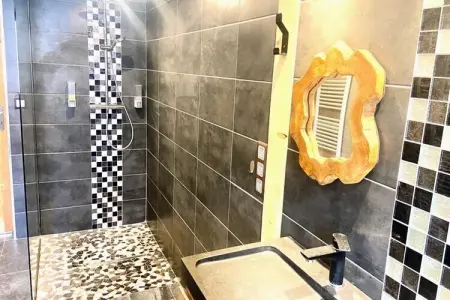 Résidence Appartement Moderne De 220m&sup2; Avec Terrasse, 14 Couchages, &agrave; St-jean-de-mne, Appartements pour 14 Personnes - Photo 12