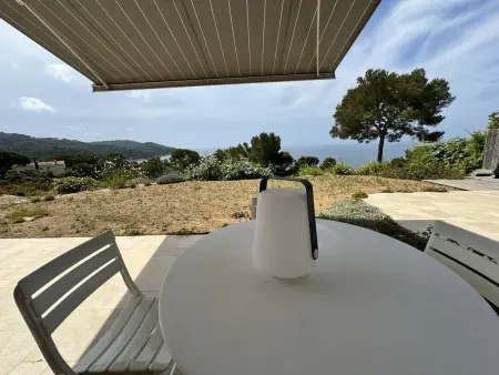 Villa rénovée proche plage Gigaro, vue mer, terrasse - Photo 2