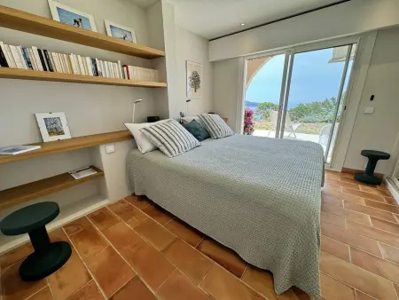 Villa rénovée proche plage Gigaro, vue mer, terrasse - Photo 9