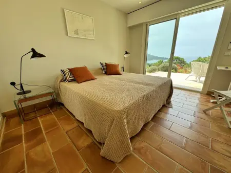 Villa rénovée proche plage Gigaro, vue mer, terrasse - Photo 13