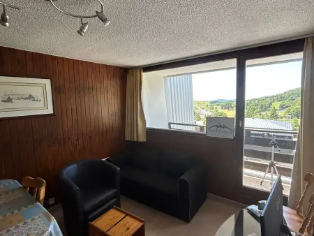 Appartement rénové au cœur de Super Besse avec balcon et parking privé - Photo 2