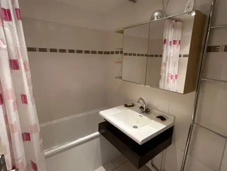 Appartement rénové au cœur de Super Besse avec balcon et parking privé - Photo 3
