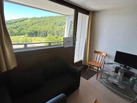 Appartement rénové au cœur de Super Besse avec balcon et parking privé - Photo 4