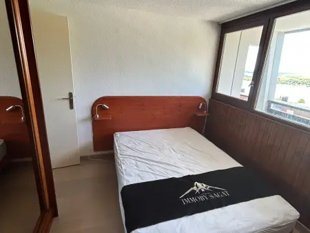 Appartement rénové au cœur de Super Besse avec balcon et parking privé - Photo 5