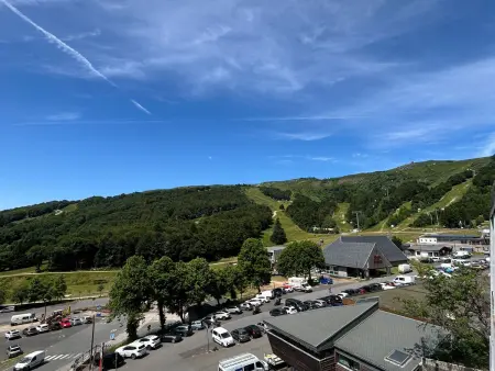 Appartement rénové au cœur de Super Besse avec balcon et parking privé - Photo 12