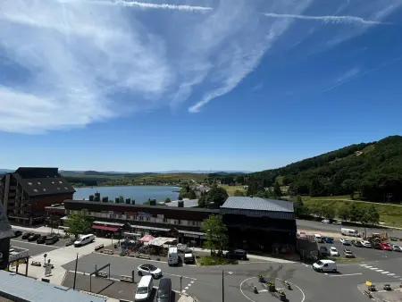 Appartement rénové au cœur de Super Besse avec balcon et parking privé - Photo 13