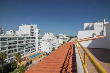 Appartement séduisant au cœur de Quarteira - 50 m² - Terrasse - Photo 1