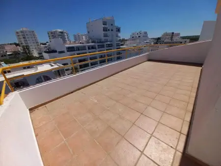 Appartement séduisant au cœur de Quarteira - 50 m² - Terrasse - Photo 16