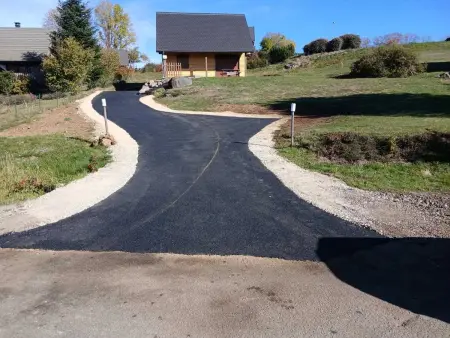 Chalet charmant à Saint-Gènes-Champespe avec parking privé - Photo 2