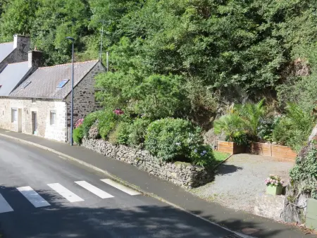 Maison confortable à Ploëzal avec jardin et terrasse - Photo 15