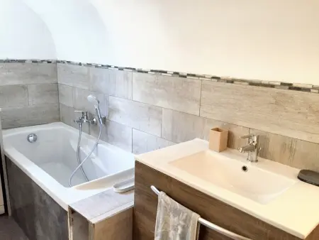 Maison accueillante à Saint-André-de-Cruzières avec piscine partagée - Photo 3