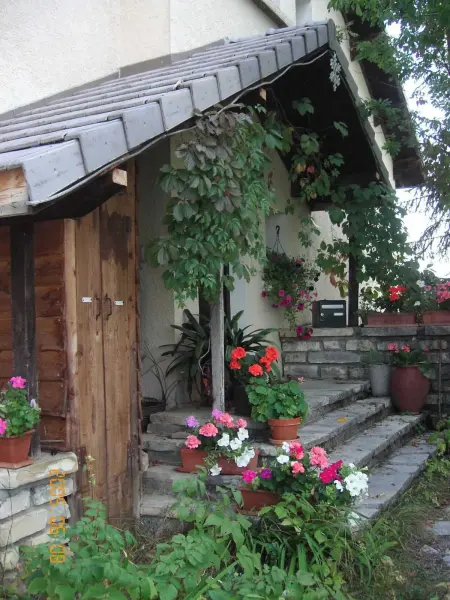 Maison de vacances confortable à Saint-Léger-les-Mélèzes, vue jardin - Photo 4