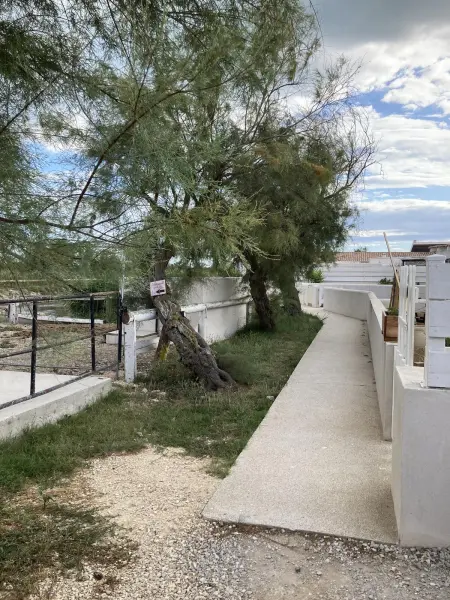 Maison accueillante à Saintes-Maries-de-la-Mer avec jardin clos - Photo 3
