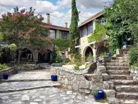 Maison familiale avec piscine partagée à Saint-André-de-Cruzières - Photo 1