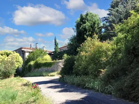 Maison familiale avec piscine partagée à Saint-André-de-Cruzières - Photo 9