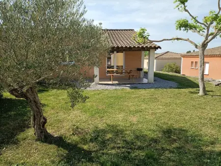 Maison accueillante avec jardin et piscine partagée à Grospierres - Photo 3