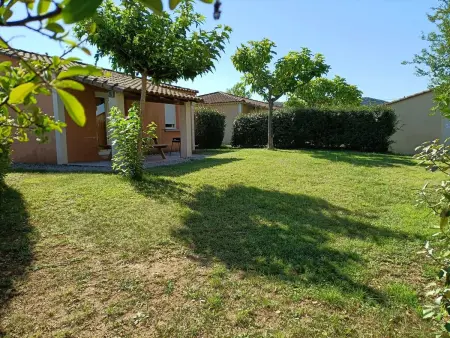 Maison accueillante avec jardin et piscine partagée à Grospierres - Photo 5