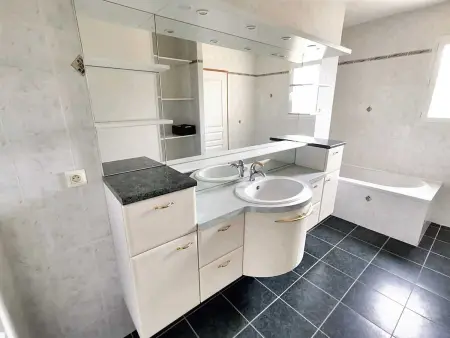 Spacieuse villa à Saint-Jean-du-Pin avec piscine privée - Photo 30