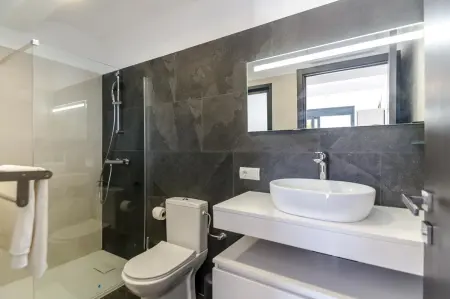 Villa en bord de mer à Lloret de Mar avec vue sur jardin et piscine - Photo 15