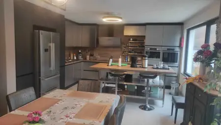 Villa spacieuse avec vue sur la Meuse et équipements complets - Photo 3