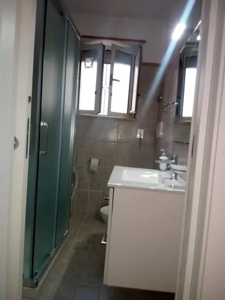 Appartement moderne à Montegiordano, 80 m², vue sur jardin. - Photo 5