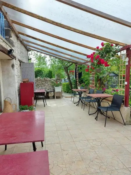 Maison de charme avec cheminée et jardin à Saint-Jean-de-Sauves - Photo 8