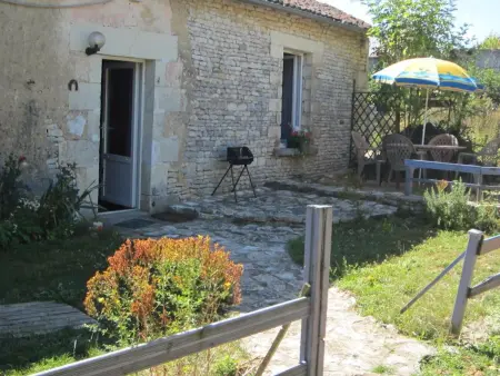 Maison de charme avec cheminée et jardin à Saint-Jean-de-Sauves - Photo 16