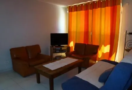 Charmante maison avec piscine à Saint-Hippolyte-le-Graveyron 46 m² ! - Photo 2
