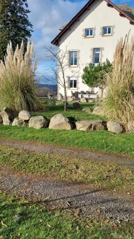 Maison spacieuse à Montsalvy avec grand jardin et terrasse - Photo 10