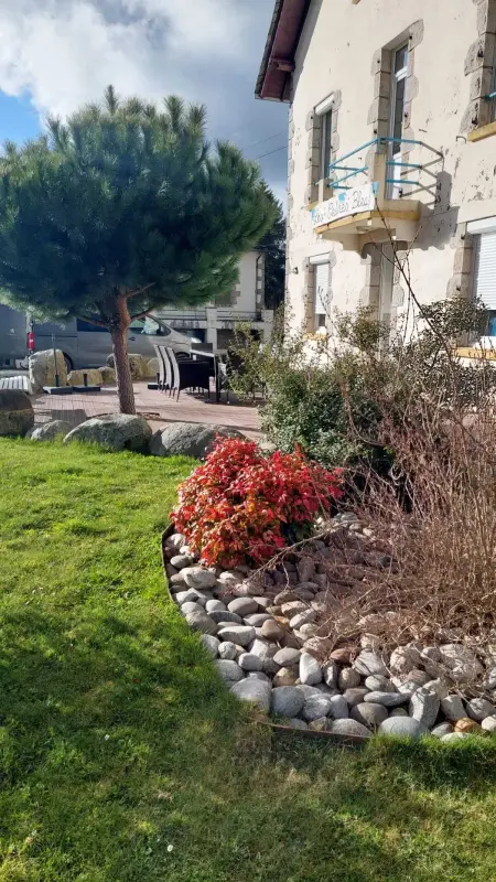 Maison spacieuse à Montsalvy avec grand jardin et terrasse - Photo 12