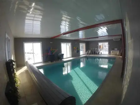 Villa spacieuse avec piscine à Saint-Sauveur-en-Rue - Photo 1