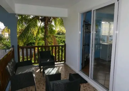 Appartement lumineux à Trou aux Biches - 70 m² - Vue sur jardin - Photo 3