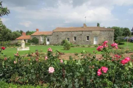 Maison spacieuse proche du centre de Landevieille + jardin clôturé - Photo 1