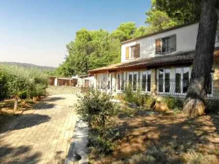 Villa spacieuse à Lioux avec piscine privée et vue montagne - Photo 1