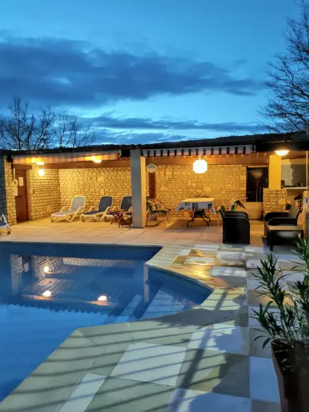 Villa spacieuse à Lioux avec piscine privée et vue montagne - Photo 2