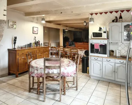 Maison de campagne spacieuse à Chastreix avec cheminée - Photo 1