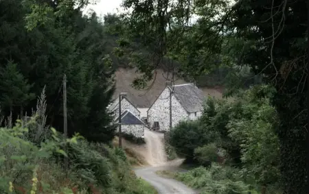 Maison de campagne spacieuse à Chastreix avec cheminée - Photo 26