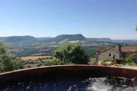 Maison charmante à Saint-Georges-de-Luzençon avec jacuzzi - Photo 8