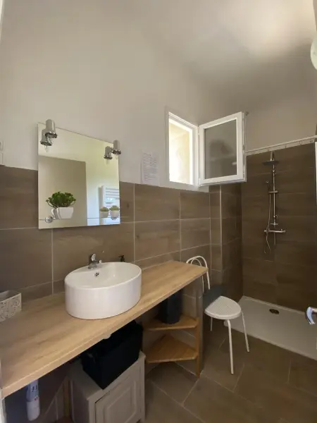 Maison charmante à Orgnac-l'Aven avec piscine partagée. - Photo 28