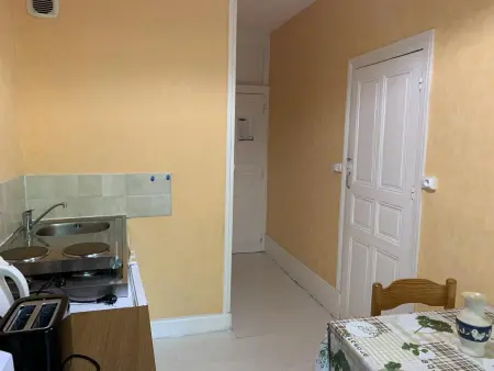 Appartement cosy à Néris-les-Bains, 20 m², balcon avec vue - Photo 3