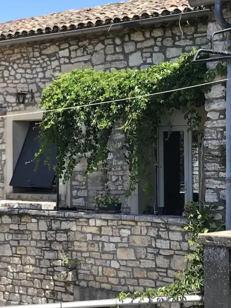 Location chaleureuse à Orgnac-l'Aven avec piscine partagée - Photo 3