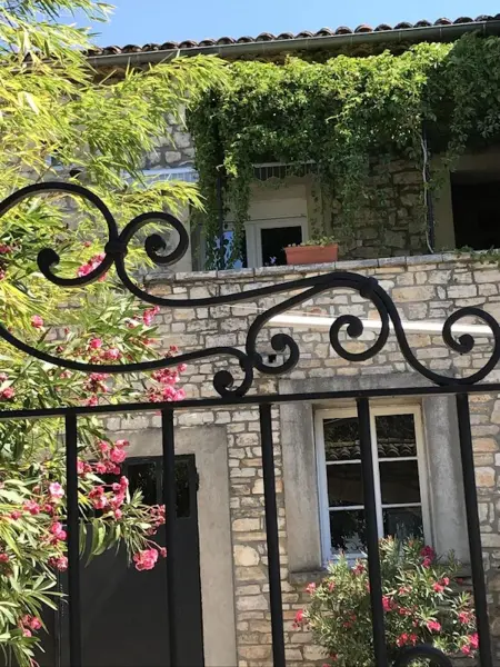 Location chaleureuse à Orgnac-l'Aven avec piscine partagée - Photo 13