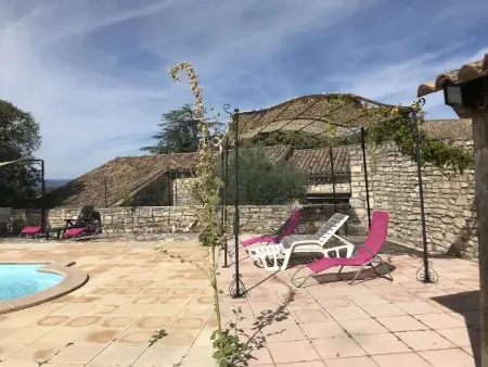 Location chaleureuse à Orgnac-l'Aven avec piscine partagée - Photo 14