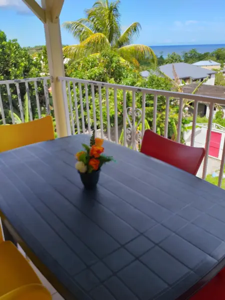 Appartement moderne à Sainte-Rose de 46 m² avec jardin privé - Photo 1