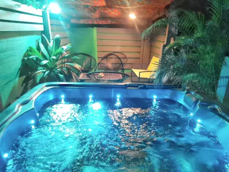 Charmante Maison à Sainte-Rose avec Jacuzzi et Piscine - Photo 24