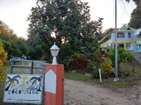 Maison charmante aux Abymes avec terrasse et jardin. - Photo 1