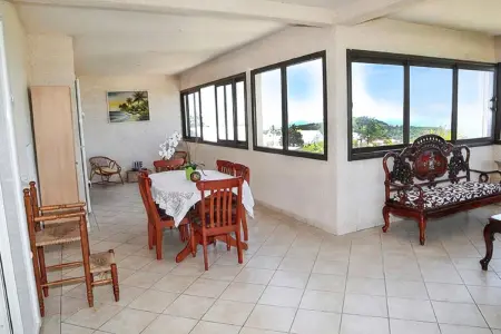 Superbe appartement à Petite Île avec vue mer et montagne. - Photo 1