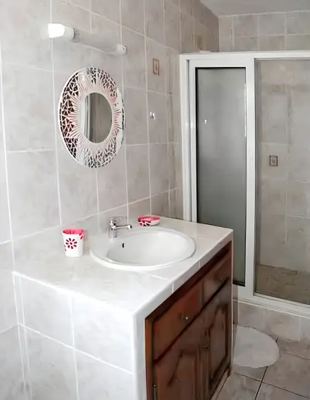 Superbe appartement à Petite Île avec vue mer et montagne. - Photo 13