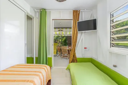Bungalow charmant à Rivière-Salée avec terrasse privée - Photo 3